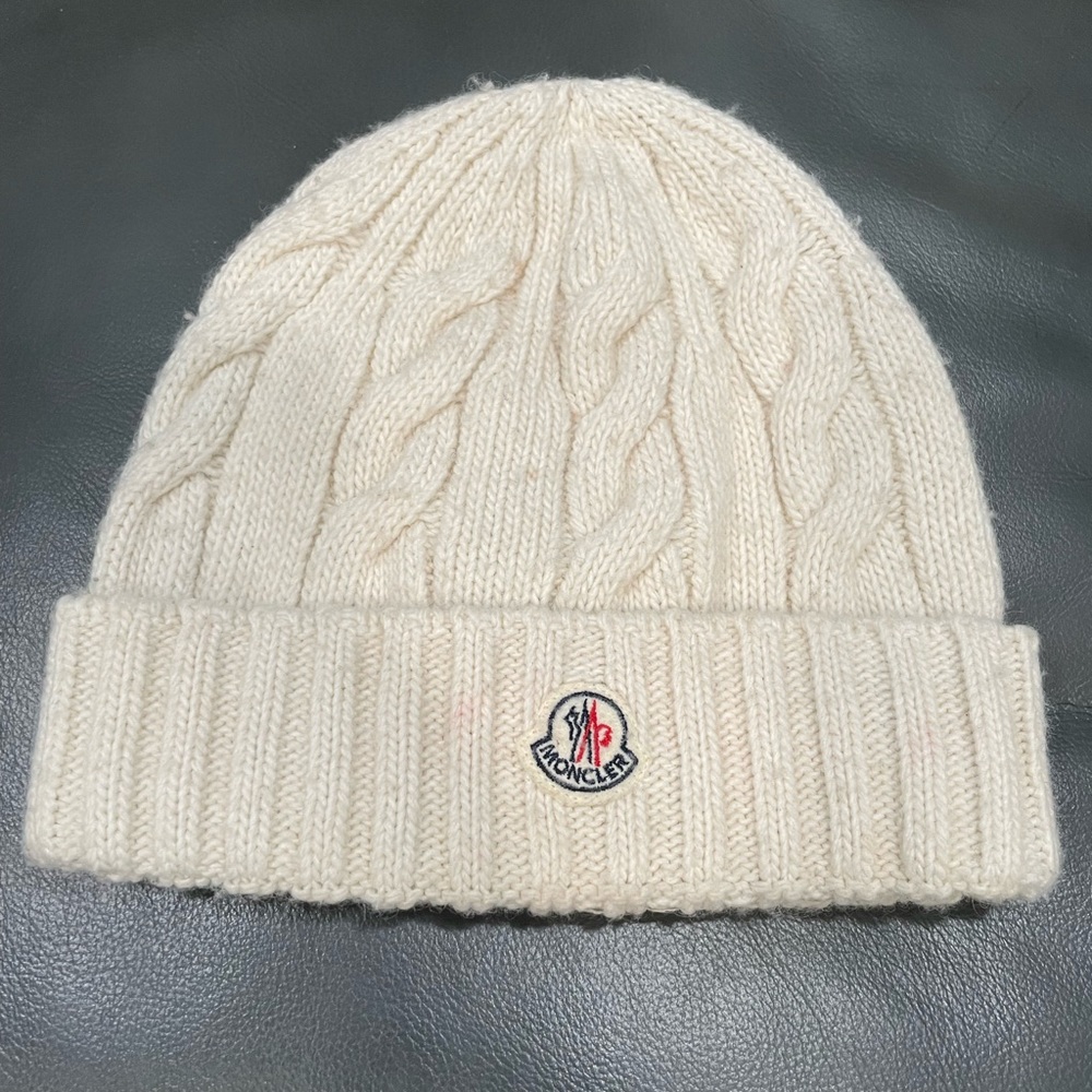 💯 authentic Beautiful Moncler beanie super soft and warm